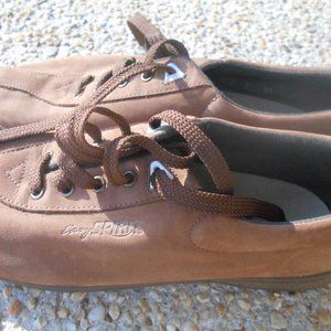 Women's Easy Spirit brown suede walking shoe 9M